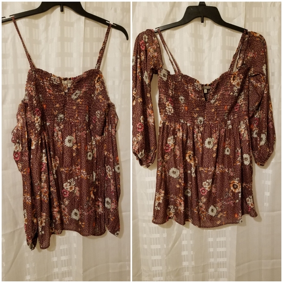 Gimmicks Floral Cold Shoulder Top - Picture 3 of 5